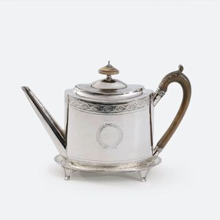 George III Teekanne auf kleinem Salver
