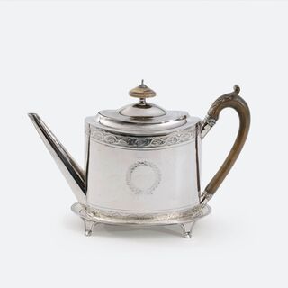 Henry Chawner, London, reg. 1786 - George III Teekanne auf kleinem Salver George III Teekanne auf kleinem Salver