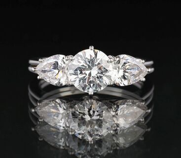 A fine, white Diamond Ring with Solitaire Diamond