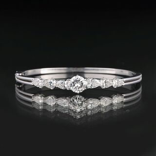 Juwelier Wilm - Platin-Armreif mit fein-weißem, hochkarätigem Diamant-Besatz Platin-Armreif mit fein-weißem, hochkarätigem Diamant-Besatz