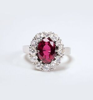 Natürlicher Rubin-Ring mit Brillant-Besatz
