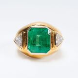 A high-value Emerald Diamond Ring with Diamonds in Triangle - image 1