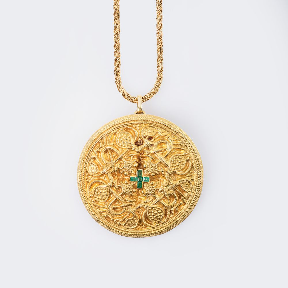 A Gold Medaillon with Emerald Cross 'Le style Celtique' on Necklace