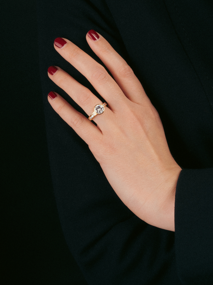 A fine-white Solitaire Diamond Ring - image 2