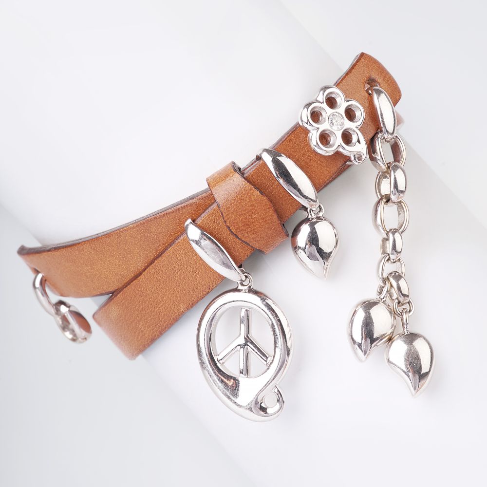 Leder-Wickelarmband mit Weißgold-Anhänger 'Peace und Hearts'