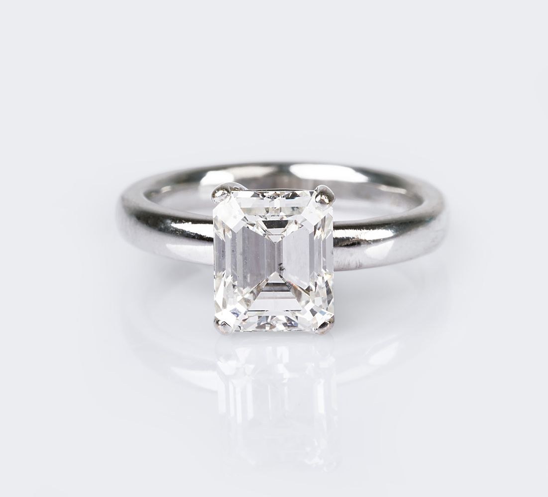 Hochkarätiger Solitär-Ring im Emerald Cut Hochkarätiger Solitär-Ring im Emerald Cut
