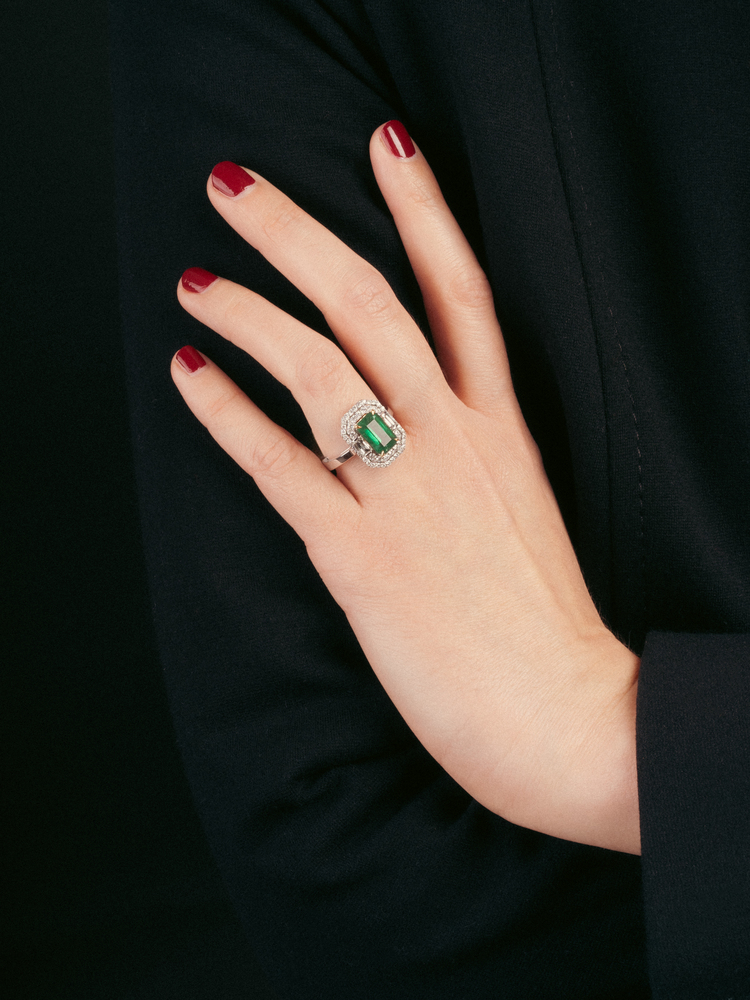 A classical-elegant Emerald Diamond Ring - image 3