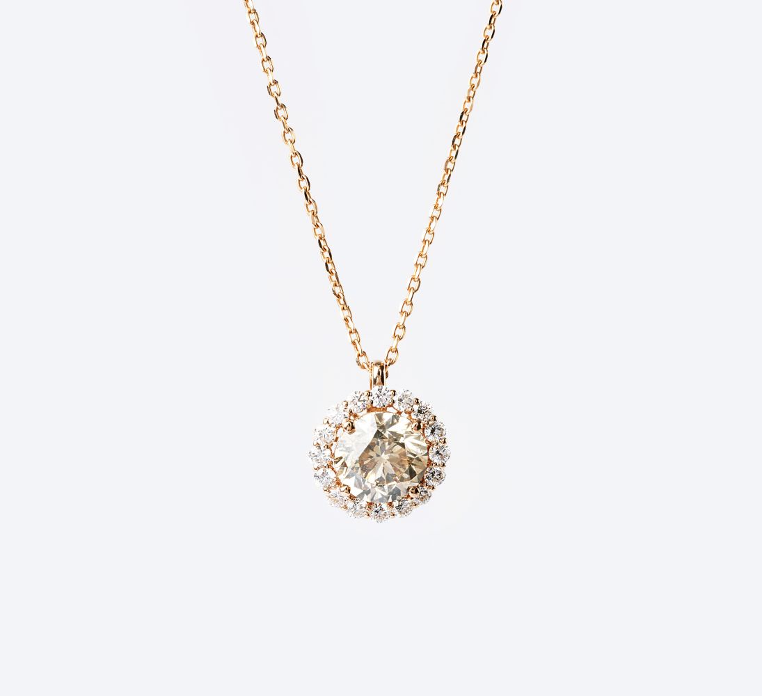 Großer Solitär-Brillant-Anhänger an Kette Großer Solitär-Brillant-Anhänger an Kette