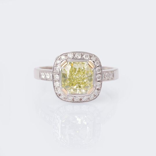 Fancy-Diamant-Ring mit Brillant-Besatz