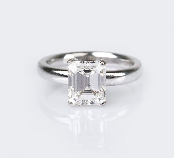 Hochkarätiger Solitär-Ring im Emerald Cut