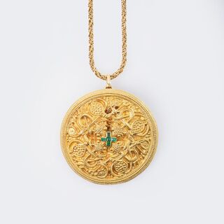 A Gold Medaillon with Emerald Cross 'Le style Celtique' on Necklace