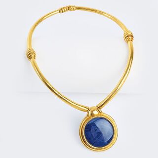 A Gold Necklace with natural Sapphire