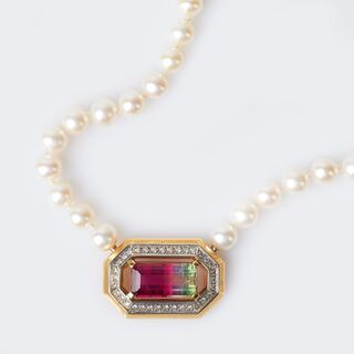 A Pearl Necklace with Bicolour Tourmaline Patentclasp