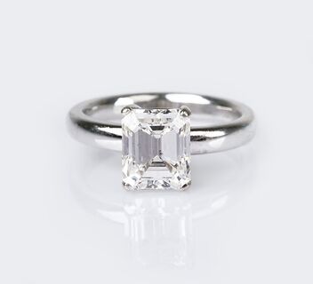 Hochkarätiger Solitär-Ring im Emerald Cut