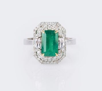 Klassisch-eleganter Smaragd-Brillant-Ring