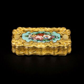 A Gold Snuffbox with Enamel Painting