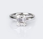 Hochkarätiger Solitär-Ring im Emerald Cut - Bild 1