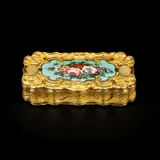 A Gold Snuffbox with Enamel Painting