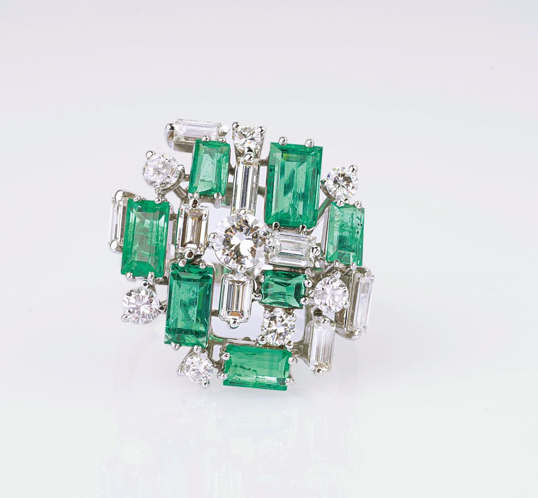 A fine Emerald Diamond Cocktailring