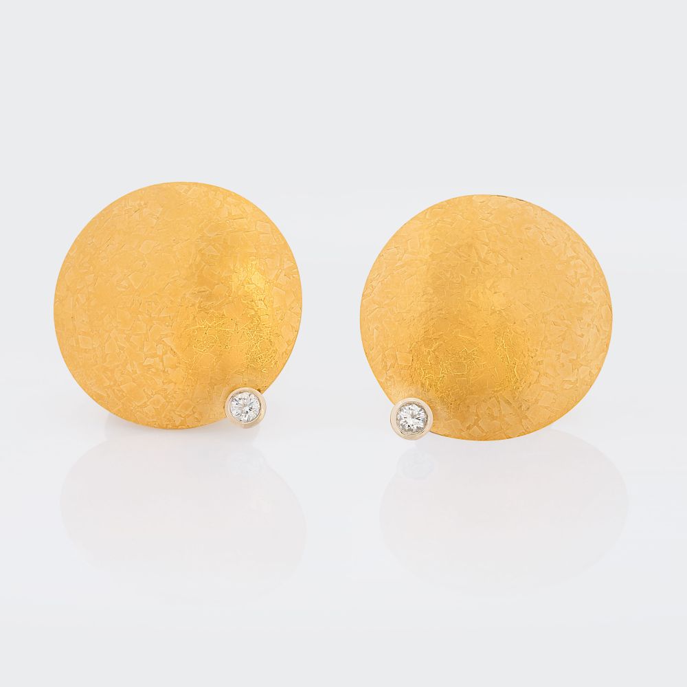 Paar Gold-Ohrringe mit kleinen Solitären Paar Gold-Ohrringe mit kleinen Solitären