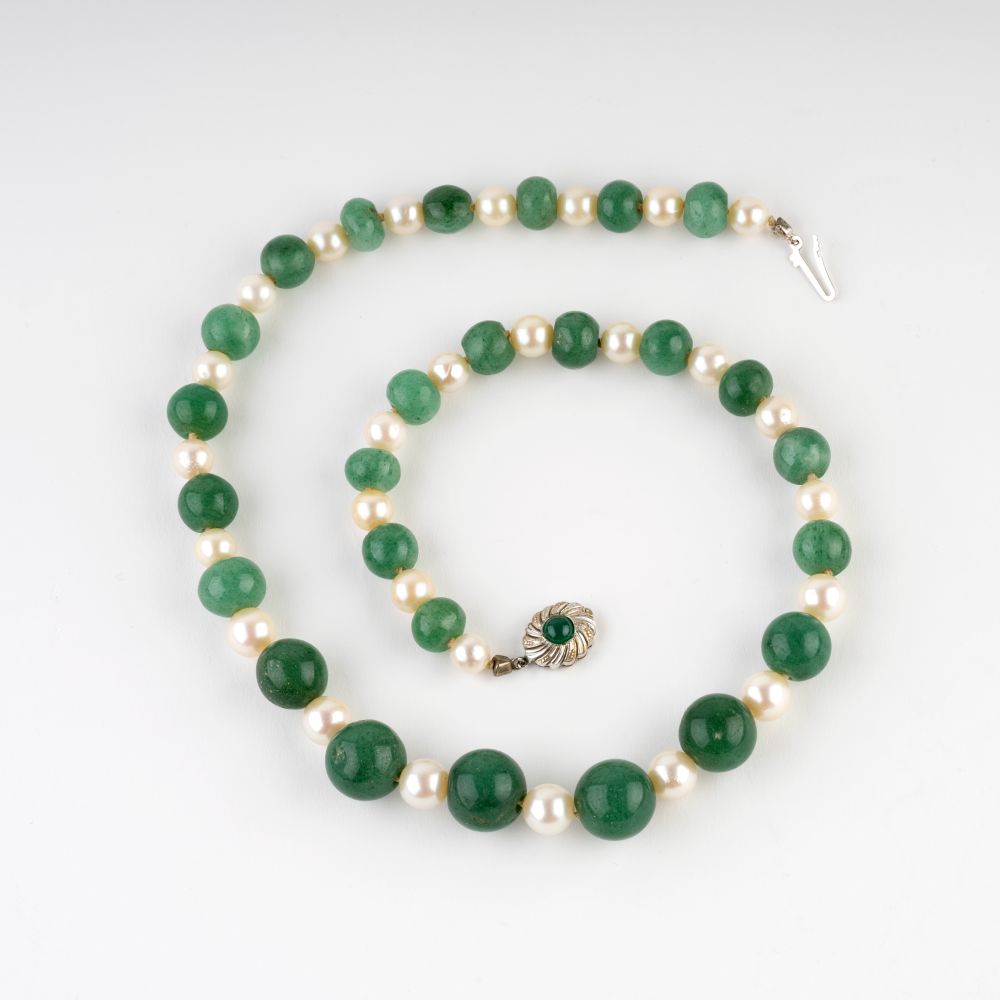 A Jadeite Pearl Necklace - image 2
