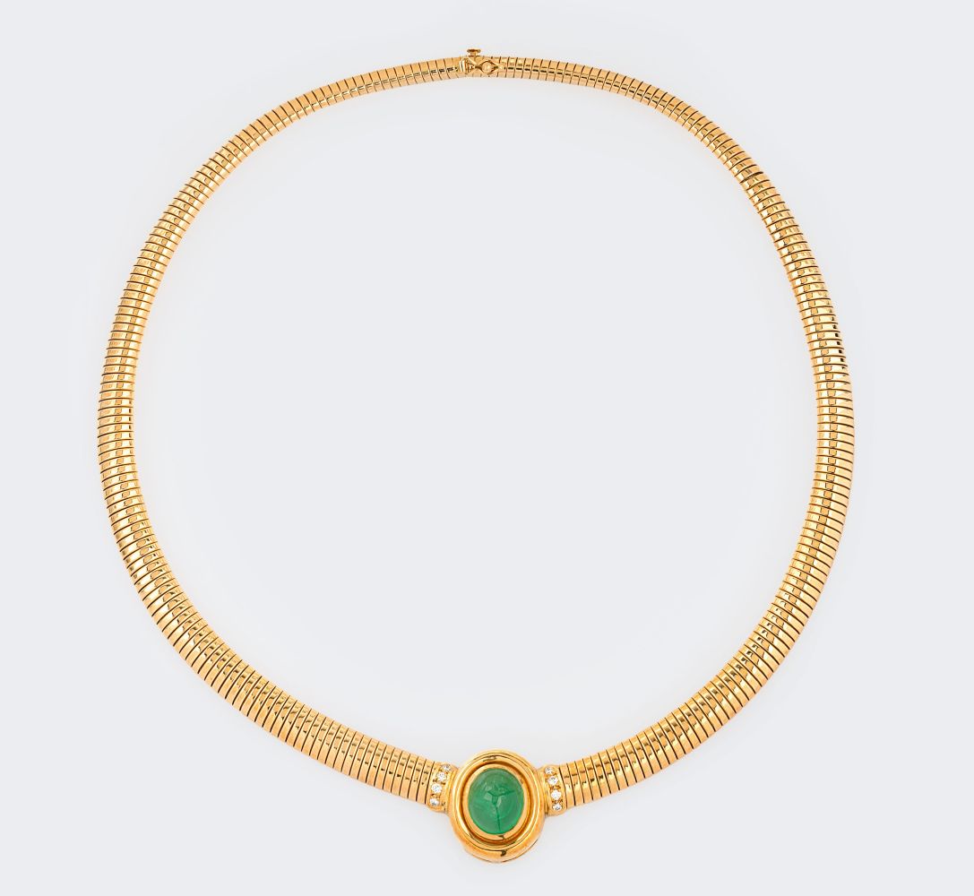 Gold-Collier mit Smaragd-Cabochon und Brillanten