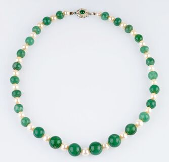 A Jadeite Pearl Necklace