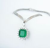 Collier mit hochwertigem Smaragd-Brillant-Anhänger - Bild 2