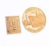 Zwei Goldmünzen 'Hamburger Hafen und Postmarke'