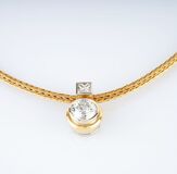 Gold-Collier mit fein-weißem Solitär-Anhänger - Bild 2