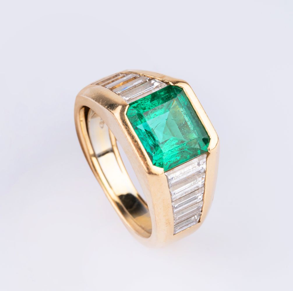A very fine Emerald Diamond Ring