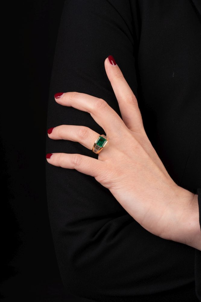 A very fine Emerald Diamond Ring - image 3