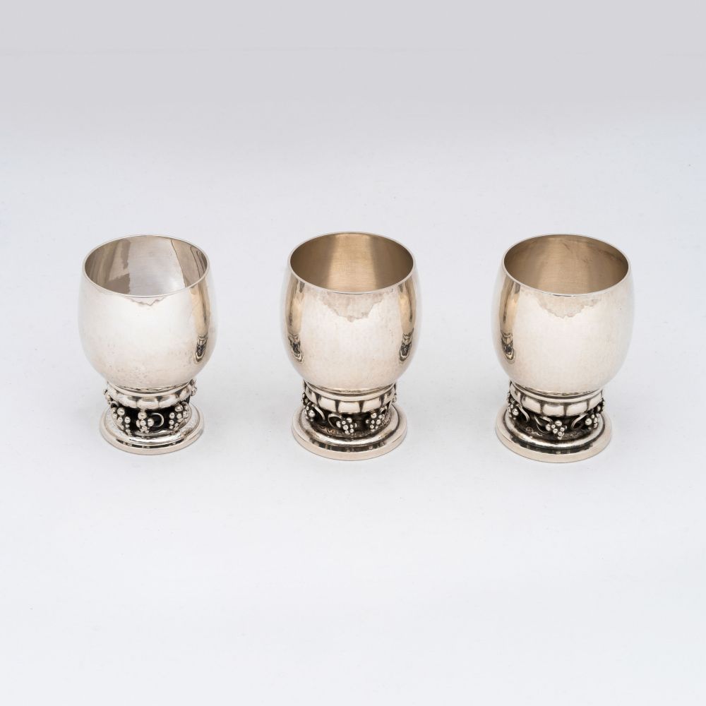 Georg Jensen - Satz von 3 kleinen Bechern 'Grape' Nr. 296 B Satz von 3 kleinen Bechern 'Grape' Nr. 296 B