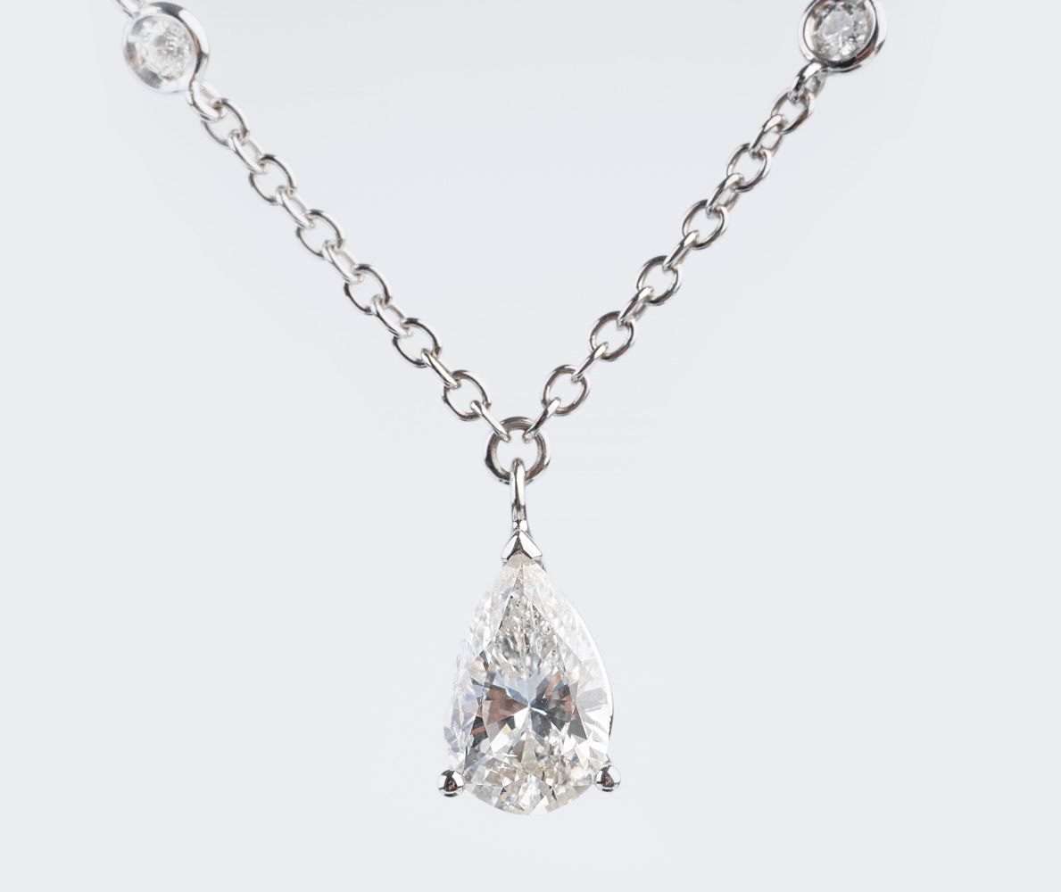 A fine-white Diamond Pendant on Necklace A fine-white Diamond Pendant on Necklace