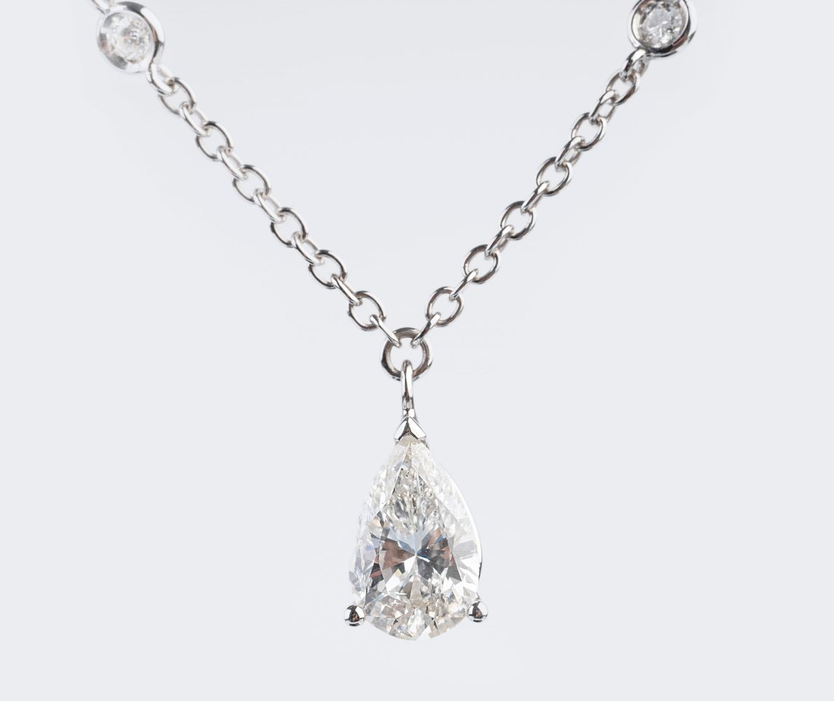 Fein-weißer Diamant-Anhänger an Brillant-Kette