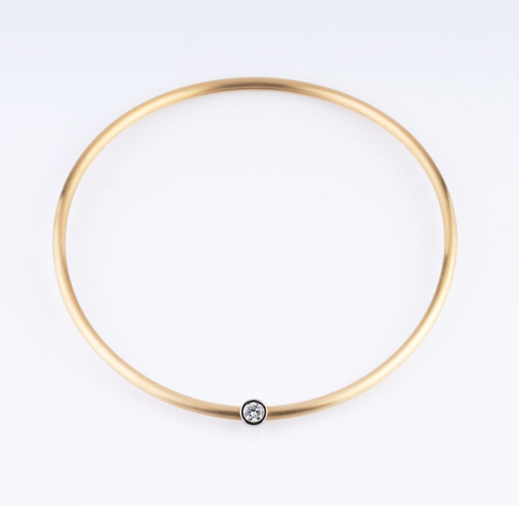A Bangle Necklace with River Solitaire Diamond A Bangle Necklace with River Solitaire Diamond