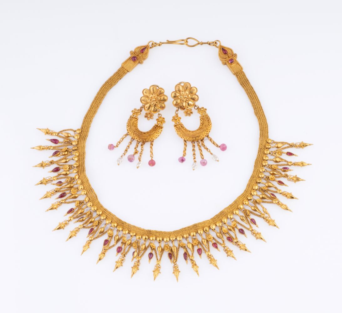 A Gold Filigrèe Parure in the Style of the Greek Late Classic Period A Gold Filigrèe Parure in the Style of the Greek Late Classic Period
