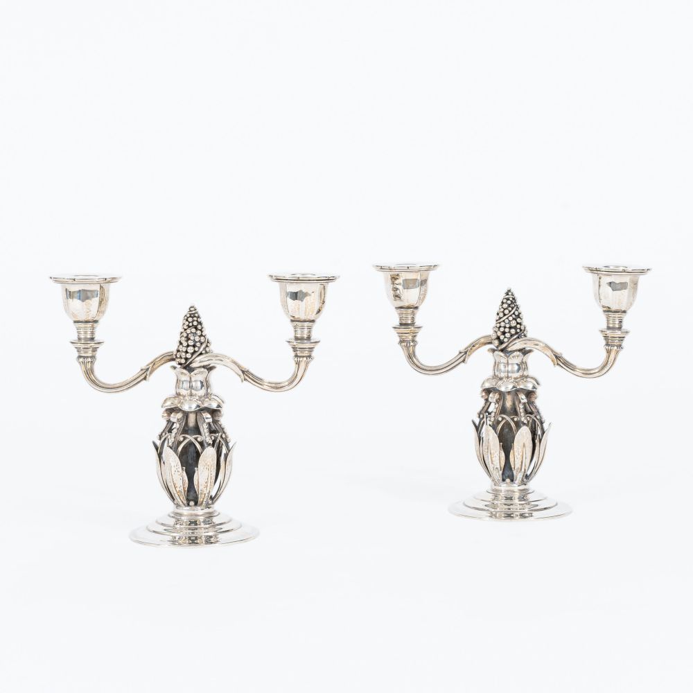 Georg Jensen - Paar zweiarmiger Kandelaber Nr. 244 Paar zweiarmiger Kandelaber Nr. 244