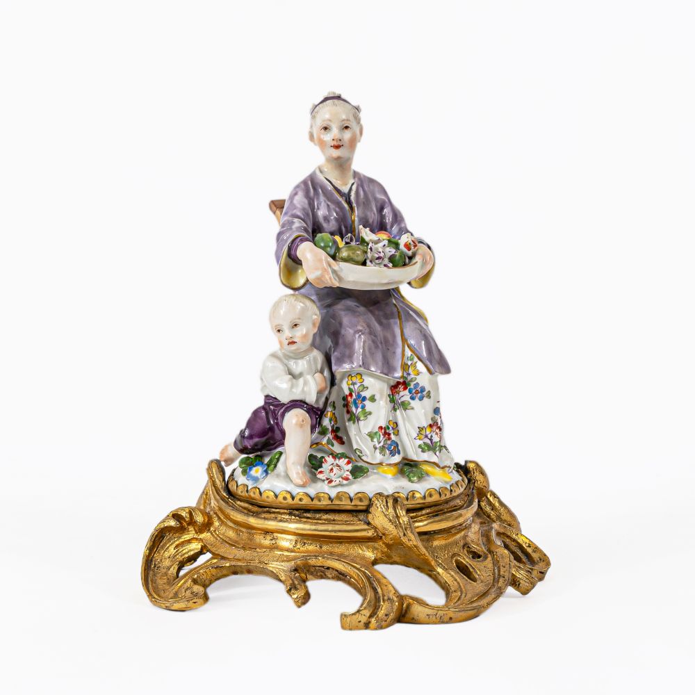 Johann Joachim Kaendler - Japanerin mit Kind in Ormolu-Montur Japanerin mit Kind in Ormolu-Montur
