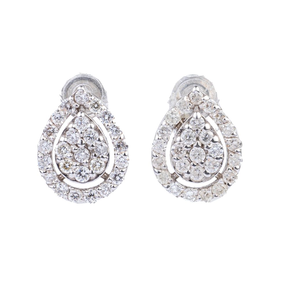 A Pair of petite Diamond Earstuds