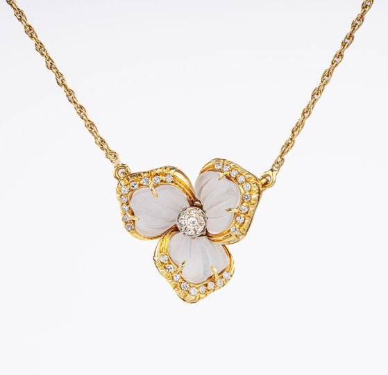 A Pendant 'Cloverleaf' with Diamonds on Necklace