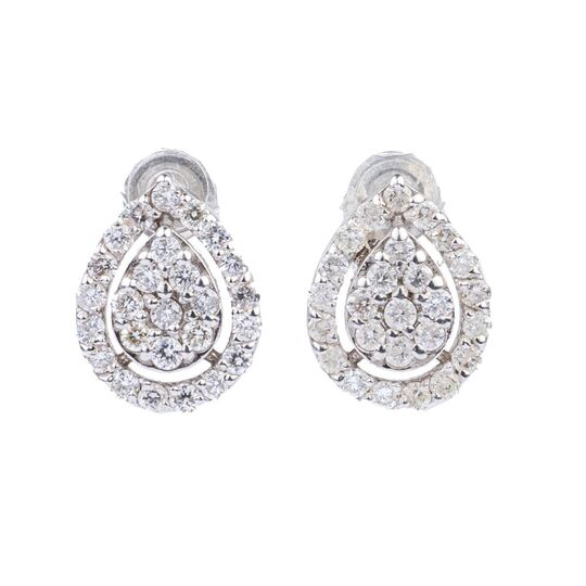 A Pair of petite Diamond Earstuds