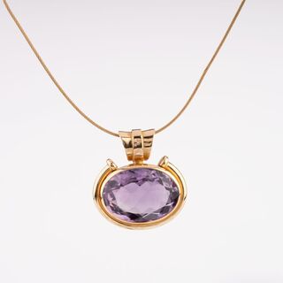 An Amethyst Pendant on Gold Necklace