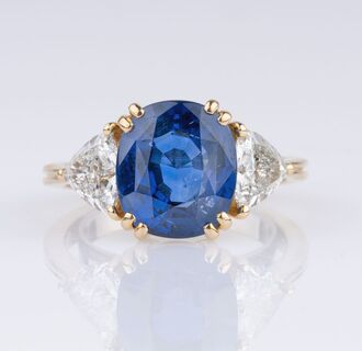 A very fine Diamond Ring with natural Ceylon Sapphire