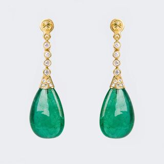 A Pair of extraordinary Emerald Diamond Earpendants
