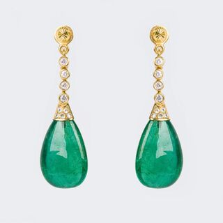 A Pair of extraordinary Emerald Diamond Earpendants