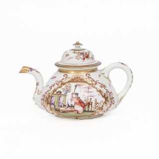 A rare, early Teapot with Hoeroldt Chinoiseries