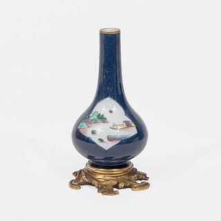 A Small Bottle Vase mit Bronze Mountíng