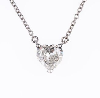 A fine-white Heart Diamant Pendant on Necklace