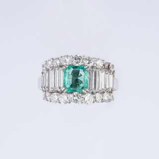 A very fine Emerald Diamond Ring